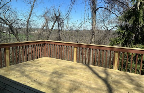 Pittsburgh Apartment | Peaceful Treetop Living 10 min. to downtown/stadium, large deck, pet friendly