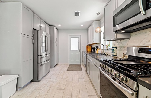 Dallas House | Peaceful White Rock Retreat : 3-Bedroom Zen Escape