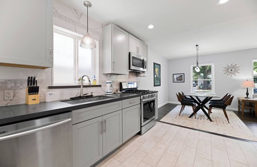 Dallas House | Peaceful White Rock Retreat : 3-Bedroom Zen Escape