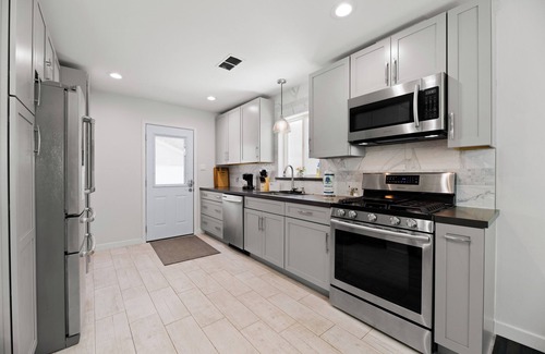 Dallas House | Peaceful White Rock Retreat : 3-Bedroom Zen Escape