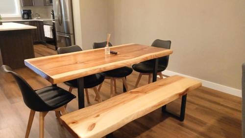 Southeast Edmonton House | Peaceful Wifi Tv Long Stays Family Friendly