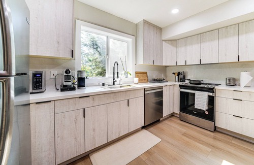 Newcastle Apartment | Peaceful Wooded Escape Near Golf Club at Newcastle