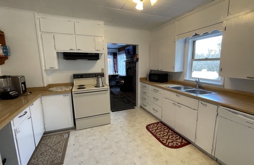 Naches Cabin | Peacefully 2BR Cabin with Firepit