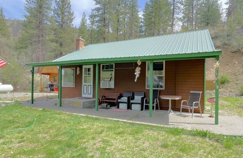Naches Cabin | Peacefully 2BR Cabin with Firepit