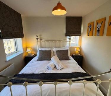 Buxton House | Peak View - Modern Cottage