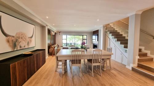 Cape Winelands Cabin | Pearl Valley Golf Lodge - loadshedding free