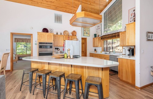 Arnold Cabin | PEBBLE BEACH CLUB - ACCESS TO SNOWFLAKE LODGE AND COUNTRY CLUB