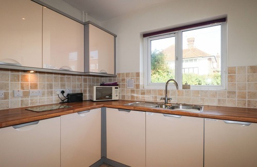 Worthing Cottage | PEBBLE HOUSE, pet friendly, character holiday cottage in Worthing