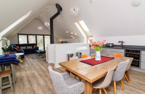 Westleigh Cottage | PEBBLE RIDGE VIEW, pet friendly, with hot tub in Westward Ho!