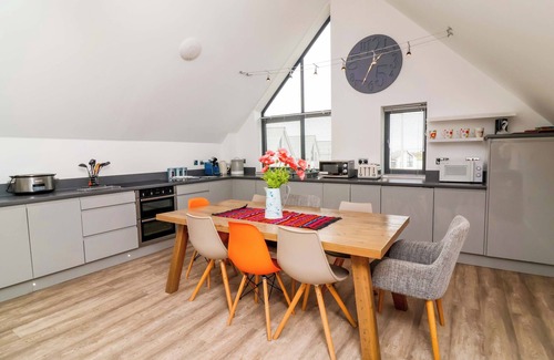 Westleigh Cottage | PEBBLE RIDGE VIEW, pet friendly, with hot tub in Westward Ho!