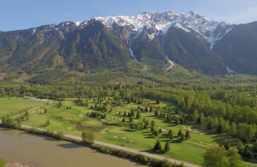 Pemberton Apartment | Pemberton Valley 1 bedroom suite featuring incredible views of Mount Currie with king size bed cable TV complimentary parking walk to Village