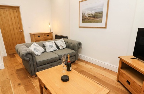 Kirkby Stephen Apartment | PENDRAGON, character holiday cottage, with hot tub in Kirkby Stephen