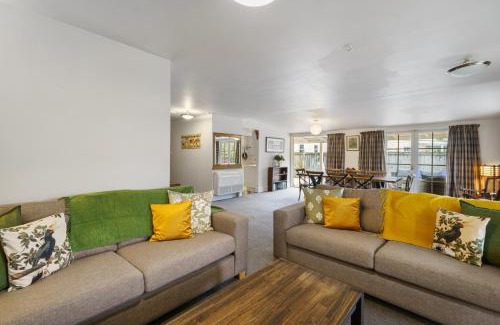 Martinborough House | Pendreigh Cottage - Martinborough Holiday Home