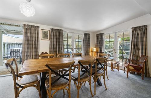 Martinborough House | Pendreigh Cottage - Martinborough Holiday Home