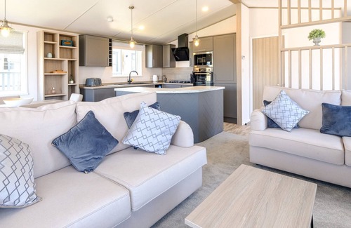 Fowey Cabin | PENMARLAM LODGE RETREAT 10, pet friendly, with a garden in Bodinnick