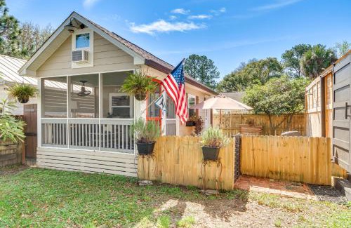 East Hill Apartment | Pensacola Studio Bungalow Less Than 1 Mi to Bayview Park!