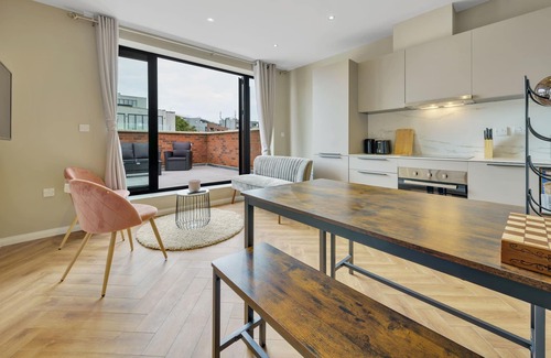 West Ealing Apartment | Penthouse 2, Spacious and cozy 2 bedroom, 1 Bathroom.
