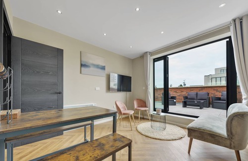 West Ealing Apartment | Penthouse 2, Spacious and cozy 2 bedroom, 1 Bathroom.