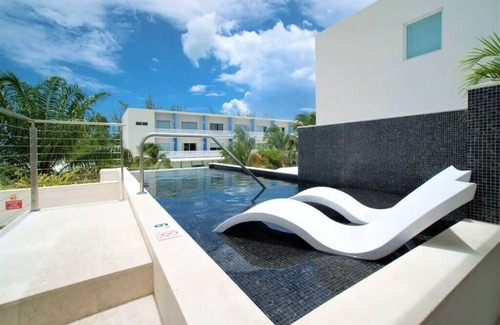 Seven Mile Beach Apartment | Penthouse 2BR/2BTH Apt/w Rooftop Pool Near Beach