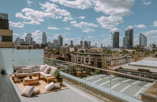 Hoxton Apartment | Penthouse. Roof Terrace. Shoreditch. AC