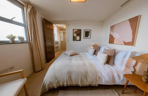 Hoxton Apartment | Penthouse. Roof Terrace. Shoreditch. AC