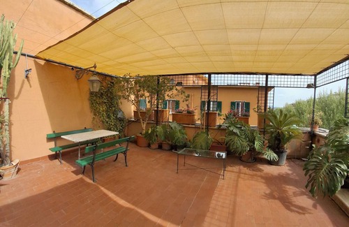 Ostiense Apartment | Penthouse with verdant terrace in the Garbatella 20 minutes from the Colosseum