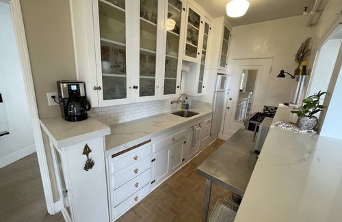 Fort MacArthur Apartment | Penths.OceanViews.Parking. Laundry.Beachside