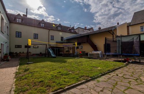 Touzim Hotel | Penzion a restaurace U Vladaře