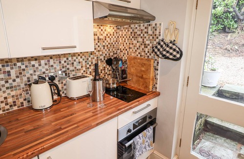Lakeside Cottage | PEONY COTTAGE, romantic, with hot tub in Newby Bridge
