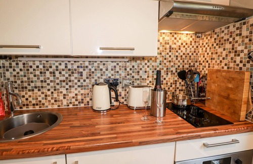 Lakeside Cottage | PEONY COTTAGE, romantic, with hot tub in Newby Bridge