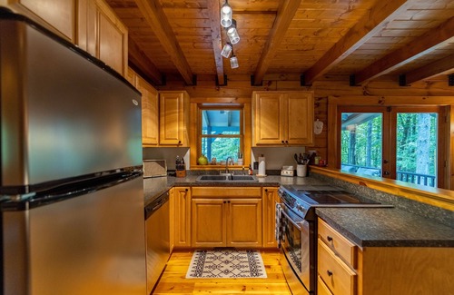 Sparta Cabin | Perfect Cabin in the Woods! Hot Tub, Fire Pit, WI-FI, Central A/C