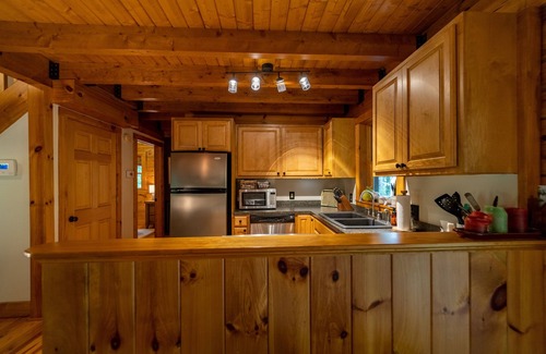 Sparta Cabin | Perfect Cabin in the Woods! Hot Tub, Fire Pit, WI-FI, Central A/C