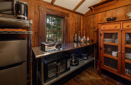 Claxton Cabin | Perfect Couple's or Solo Getaway: 1840s Log Cabin