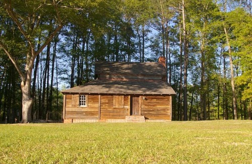 Claxton Cabin | Perfect Couple's or Solo Getaway: 1840s Log Cabin