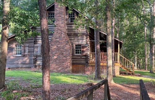 Claxton Cabin | Perfect Couple's or Solo Getaway: 1840s Log Cabin
