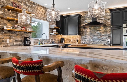 Fredericksburg House | Perfect Couple’s Getaway in Luckenbach Tx Hot tub Pool