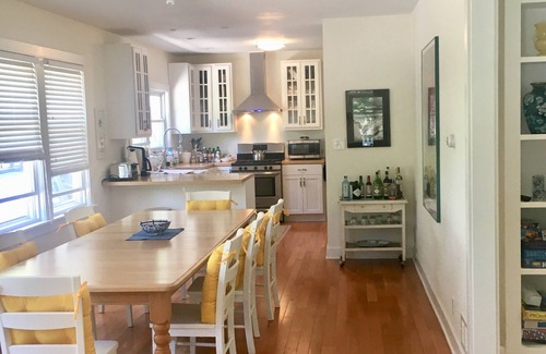 Union Pier Cottage | Perfect fall getaway in Union Pier 3 min walk to the beach Lg yard,fire pit,bbq.