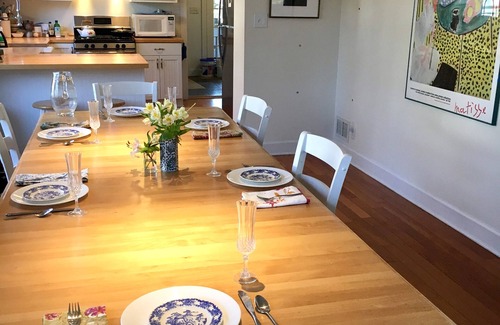 Union Pier Cottage | Perfect fall getaway in Union Pier 3 min walk to the beach Lg yard,fire pit,bbq.