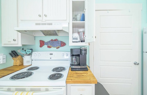 Rockport Cottage | Perfect Family Fun | Pool, King Bed+BBQ+Sleeps 6