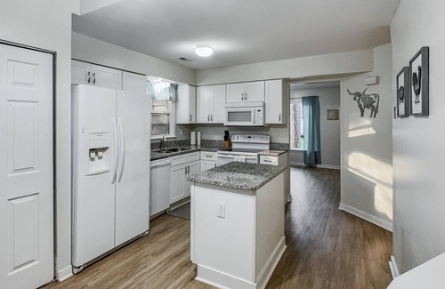 Richmond House | Perfect for Extended Stays! Pet Friendly, Short Pump Location