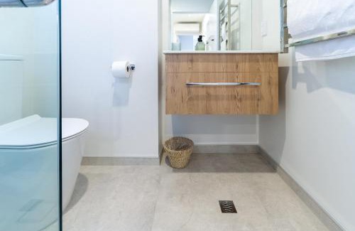 Saint Albans Apartment | Perfect for Groups Stylish 4BR Devonport Stay