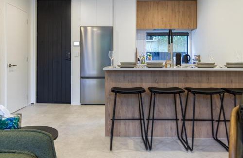 Saint Albans Apartment | Perfect for Groups Stylish 4BR Devonport Stay