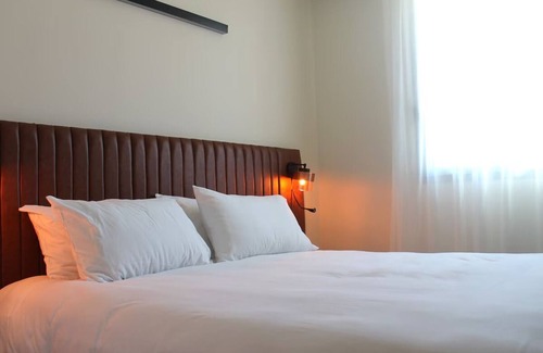 Signes Hotel | Perfect Group getaway! 4 Relaxing Haven near adventure parks & Scenic Nature!