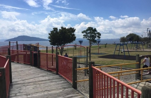 Holdens Bay House | Perfect kiwi bach on Rotorua lake edge