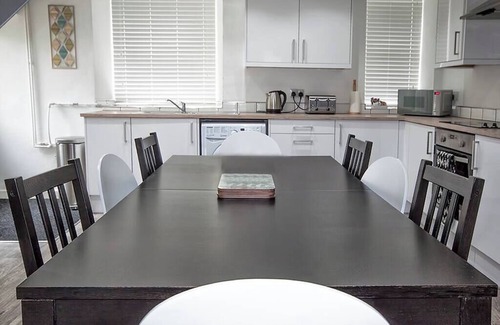 Bon-y-maen Apartment | Perfect Location with Parking - Jersey House