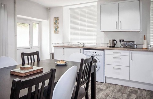 Bon-y-maen Apartment | Perfect Location with Parking - Jersey House