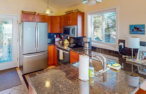 Oceanside House | Perfect oceanside getaway with magnificent ocean views & beach nearby