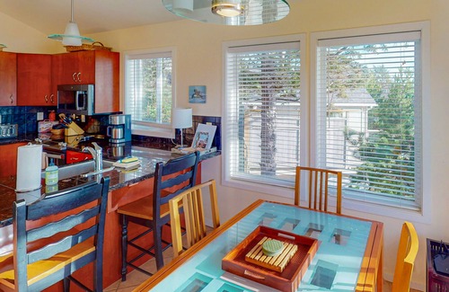 Oceanside House | Perfect oceanside getaway with magnificent ocean views & beach nearby