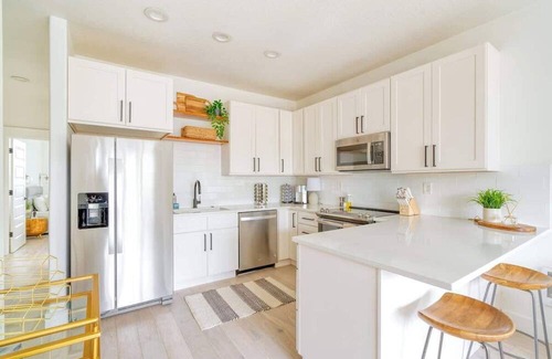 Hosford-Abernethy Apartment | Perfect Portland Farmhouse Loft - Breweries & Bars