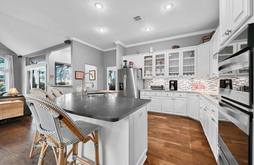 Austin House | Perfect Retreat + Pool + Cedar Hot Tub + Sleeps 12